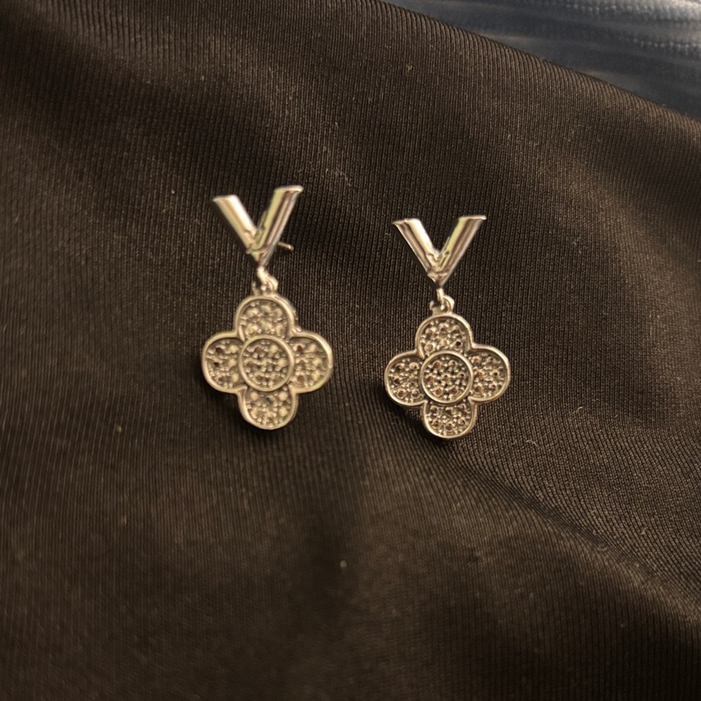 Elegant Silver Floral Drop Earrings lv
